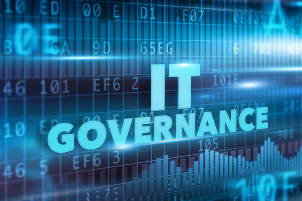 Director de TI revisando tablero de indicadores tecnológicos en una pantalla grande