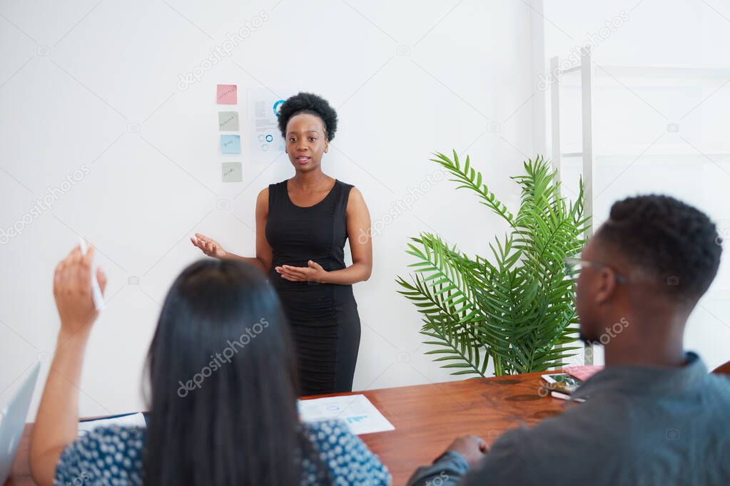Consultor de TI presentando una estrategia tecnológica a un equipo directivo