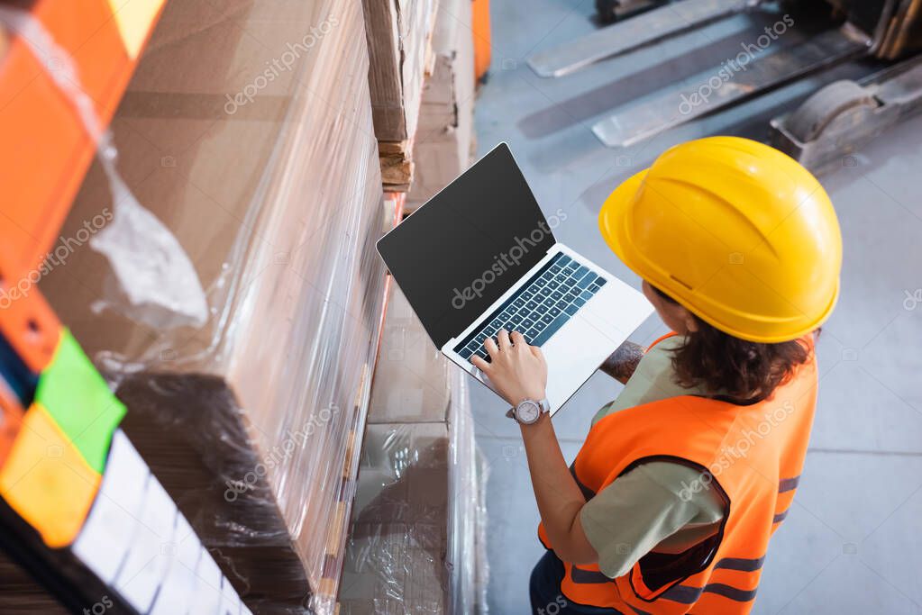 Centro logístico digitalizado con pantallas de control