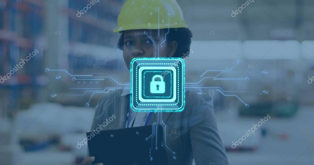 Centro de distribución con pantallas de monitoreo de operaciones y seguridad