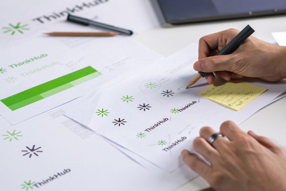 Tablero de proyectos priorizados con notas y diagramas